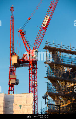 Site de construction avec 2 / deux grues à tour à flèche relevable / travail travaillant sur ce que sera la passerelle de Twickenham gare principale. Londres. UK. Banque D'Images