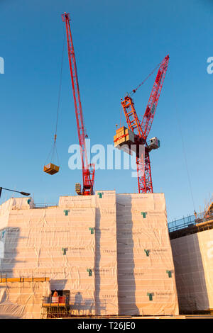 Site de construction avec 2 / deux grues à tour à flèche relevable / travail travaillant sur ce que sera la passerelle de Twickenham gare principale. Londres. UK. Banque D'Images