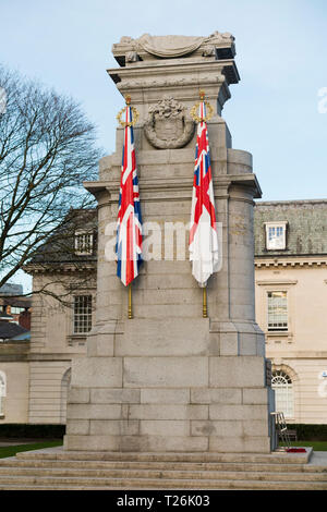 Le Cénotaphe de Rochdale War Memorial (avec drapeaux en pierre sculptée) conçu par l'architecte Sir Edwin Lutyens. Le moulin de Lancashire. UK. (106) Banque D'Images