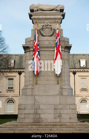 Le Cénotaphe de Rochdale War Memorial (avec drapeaux en pierre sculptée) conçu par l'architecte Sir Edwin Lutyens. Le moulin de Lancashire. UK. (106) Banque D'Images