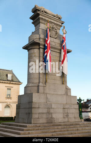 Le Cénotaphe de Rochdale War Memorial (avec drapeaux en pierre sculptée) conçu par l'architecte Sir Edwin Lutyens. Le moulin de Lancashire. UK. (106) Banque D'Images