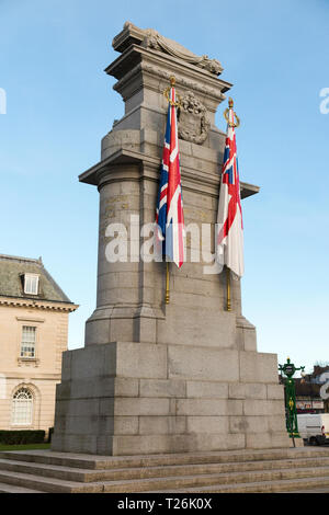 Le Cénotaphe de Rochdale War Memorial (avec drapeaux en pierre sculptée) conçu par l'architecte Sir Edwin Lutyens. Le moulin de Lancashire. UK. (106) Banque D'Images