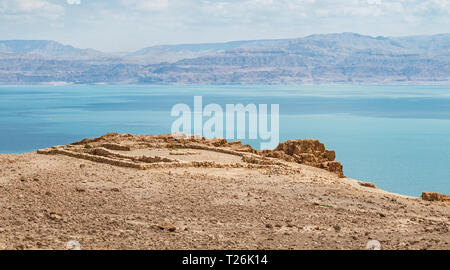 Un temple de l'époque chalcolithique surplombe la mer morte à en guédi avec les montagnes Moabites moav de Jordanie à l'arrière-plan Banque D'Images