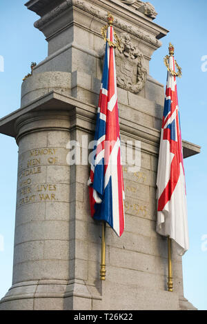 Le Cénotaphe de Rochdale War Memorial (avec drapeaux en pierre sculptée) conçu par l'architecte Sir Edwin Lutyens. Le moulin de Lancashire. UK. (106) Banque D'Images