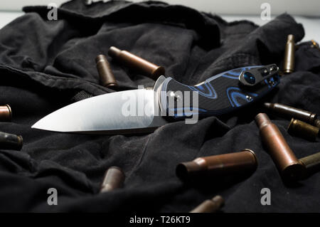 Munitions de couteau sur un fond noir. Les manches de couteau et militaire. Vue de face. Banque D'Images
