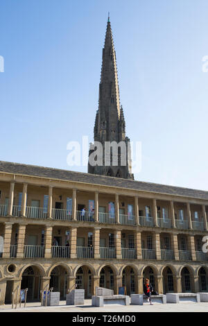 Les colonnades colonnade / / balcon / balcons de la pièce Hall (mur est) avec chapelle carrée derrière flèche d'église en arrière-plan. Halifax, West Yorkshire, Royaume-Uni Banque D'Images