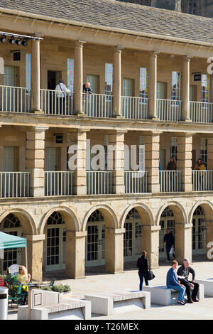 En regardant vers le mur est colonnades colonnade / / balcon / balcons de la Pièce Hall. Graines de soleil et ciel bleu. Halifax, West Yorkshire, Royaume-Uni. (106) Banque D'Images