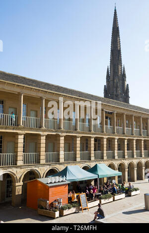 Les colonnades colonnade / / balcon / balcons de la pièce Hall (mur est) avec chapelle carrée derrière flèche d'église en arrière-plan. Halifax, West Yorkshire, Royaume-Uni Banque D'Images