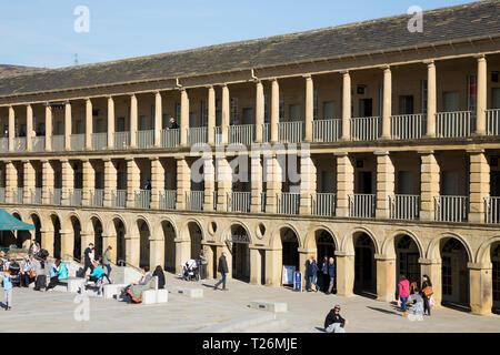 Colonnades Colonnade / / balcon / balcons - mur est - de la Pièce Hall. Graines de soleil et ciel bleu. Halifax, West Yorkshire, Royaume-Uni. (106) Banque D'Images