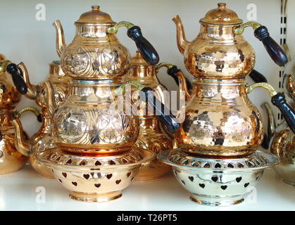 Set théière en cuivre et barbecue sous samovar. Banque D'Images