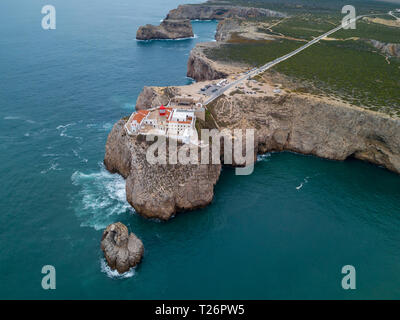 Drone aérien vue panoramique vue sur le phare et les falaises du Cap St Vincent au coucher du soleil. Algarve paysage marin. Un paysage extraordinaire.plus de l'Europe continentale Banque D'Images