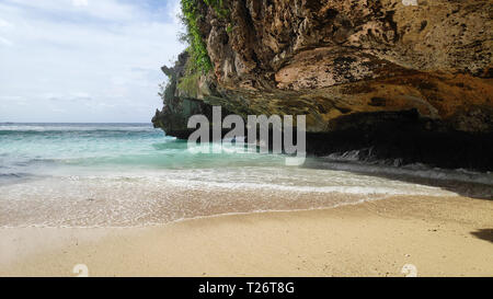 Voir de beaux hidden Suluban Beach à Bali, accessible uniquement pendant la marée basse Banque D'Images