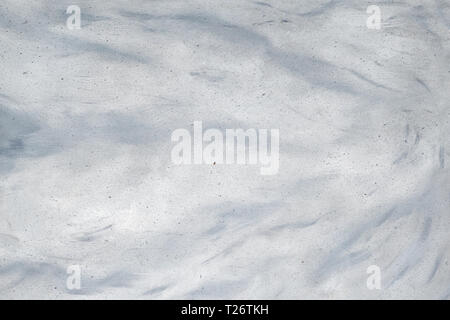 Fond clair avec tourbillons gris abstrait blanc sur la surface du mur plâtré, avec copie-space Banque D'Images