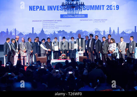 Katmandou, Népal. 30Th Mar, 2019. Honorables invités posent pour une photo de groupe lors de la cérémonie de clôture du sommet 2019 de l'investissement au Népal à Katmandou, Népal, 30 mars 2019. Dans le cadre du sommet, le Népal à la recherche d'investissement dans différents projets liés à l'infrastructure urbaine, l'énergie, du tourisme, de l'agriculture, l'éducation et de la santé, entre autres. Credit : Sulav Shrestha/Xinhua/Alamy Live News Banque D'Images