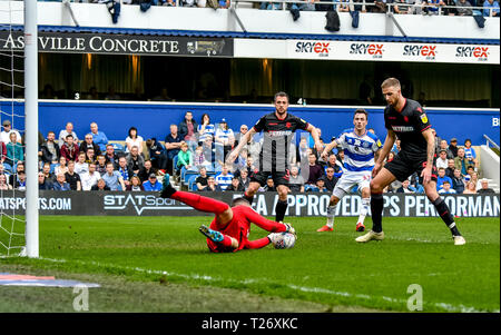 Loftus Road Stadium, Londres, Royaume-Uni. 30 mars 2019. Remi Matthews de Bolton Wanderers enregistre comme QPR loin dans la première moitié de l'EFL Sky Bet match de championnat entre les Queens Park Rangers et Bolton Wanderers au Loftus Road Stadium, Londres, Angleterre le 30 mars 2019. Photo par Phil Hutchinson. Credit : UK Sports Photos Ltd/Alamy Live News Crédit : UK Sports Photos Ltd/Alamy Live News Banque D'Images