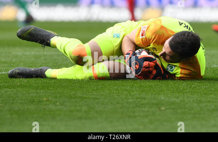 Brême, Allemagne. 30Th Mar, 2019. Soccer : Bundesliga, le Werder Brême - FSV Mainz 05, 27e journée. Le Werder a Pavlenka Jiri gardien de la balle. Credit : Carmen Jaspersen/DPA - NOTE IMPORTANTE : en conformité avec les exigences de la DFL Deutsche Fußball Liga ou la DFB Deutscher Fußball-Bund, il est interdit d'utiliser ou avoir utilisé des photographies prises dans le stade et/ou la correspondance dans la séquence sous forme d'images et/ou vidéo-comme des séquences de photos./dpa/Alamy Live News Banque D'Images