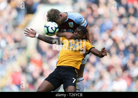 Burnley, Royaume-Uni. 30 mars 2019. Charlie Taylor de Burnley saute au-dessus de Ivan Cavaleiro de Wolverhampton Wanderers à la tête de la balle. Premier League, Burnley Wolverhampton Wanderers à Turf Moor à Burnley, Lancashire le samedi 30 mars 2019. Cette image ne peut être utilisé qu'à des fins rédactionnelles. Usage éditorial uniquement, licence requise pour un usage commercial. Aucune utilisation de pari, de jeux ou d'un seul club/ligue/dvd publications. Photos par Chris Stading/Andrew Orchard la photographie de sport/Alamy live news Crédit : Andrew Orchard la photographie de sport/Alamy Live News Crédit : Andrew Orchard la photographie de sport/ Banque D'Images