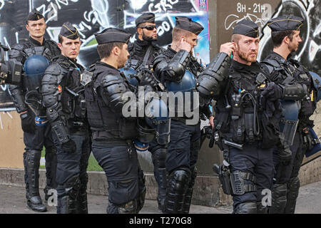 Paris, France. 30 mars 2019. 20ème vague ou Yellow Jacket protestations. Les agents de police sont en train de se préparer, toujours à proximité. Credit : Roger Ankri/Alamy Live News Banque D'Images