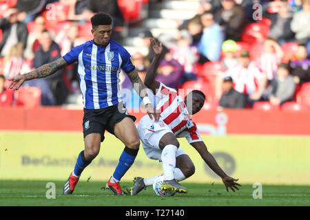 Stoke-on-Trent, Angleterre, Royaume-Uni. 30 mars 2019. Sheffield Mercredi defender Liam Palmer (2) est abordé par le milieu de terrain de Stoke City Oghenekaro Etebo (8) au cours de l'EFL Sky Bet Championship match entre Stoke City et Sheffield Wednesday à bet365, le stade de Stoke-on-Trent, Angleterre le 30 mars 2019. Photo par Jurek Biegus. Usage éditorial uniquement, licence requise pour un usage commercial. Aucune utilisation de pari, de jeux ou d'un seul club/ligue/dvd publications. Credit : UK Sports Photos Ltd/Alamy Live News Banque D'Images