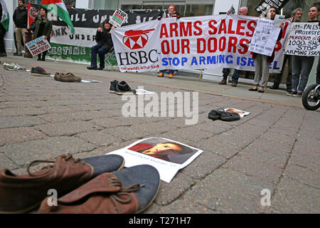 Manchester, UK. 30 mars 2019. Les chaussures de Palestiniens tués à Gaza mis sur le sol en face de la Banque HSBC au cours d'une marche pour la Palestine qui demande "la liberté, de la justice et l'égalité" pour le peuple palestinien. Le 30 mars est la Journée de la terre palestinienne, lorsque les Palestiniens à travers le monde n'oubliez pas les manifestants tués dans les luttes. Aujourd'hui marque aussi le premier anniversaire du début de la Grand retour de Mars. Les militants palestiniens Pro organisé la marche de solidarité de manifestations devant les banques Barclays et HSBC en leur demandant de se départir de faire affaires avec les entreprises qui vendent des équipements militaires Banque D'Images