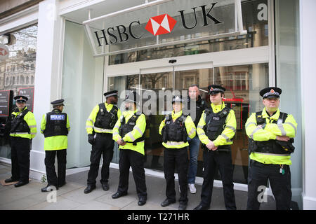 Manchester, UK. 30 mars 2019. Le Grand Manchester policiers se tenir en face de la Banque HSBC après une manifestation a eu lieu à l'extérieur de la banque par les militants palestiniens pro. Manchester, UK, 30 mars 2019 (C)Barbara Cook/Alamy Live News Crédit : Barbara Cook/Alamy Live News Banque D'Images