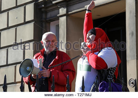 Edinburgh, Ecosse, Royaume-Uni. 30 mars 2019. Sur les étapes de Bute House, résidence officielle du Premier Ministre, Charlotte Square. Manifestation de solidarité avec le peuple palestinien le 30 mars, jour de la Terre, qui marque également une année depuis le début de la grande marche du retour de Gaza. Sur la Journée de la Terre en 2018, les Palestiniens à Gaza ont commencé leur grande marche du retour appelant à la levée du blocus illégal de 11 ans sur Gaza et pour le droit des réfugiés palestiniens à retourner dans leurs villages et villes. Credit : Craig Brown/Alamy Live News Banque D'Images