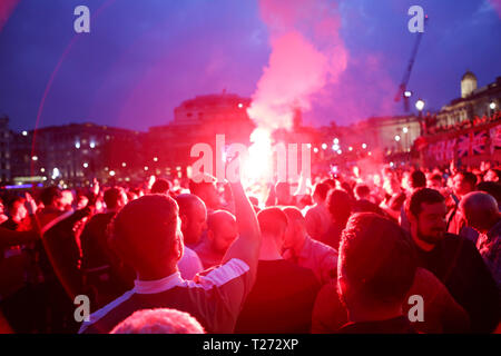 Londres, Royaume-Uni. 30 mars, 2019. Voyager Sunderland partisans sur la soirée avant leur EFL en finale du Trophée contre Portsmouth à Wembley prendre sur Trafalgar Square. Penelope Barritt/Alamy Live News Banque D'Images