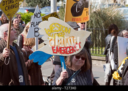 Weston-super-Mare, Royaume-Uni. 30 mars, 2019. Les manifestants contre le changement climatique, participer à un simulacre de funérailles. La manifestation était organisée par la rébellion Extinction Weston-super-Mare. Keith Ramsey/Alamy Live News Banque D'Images