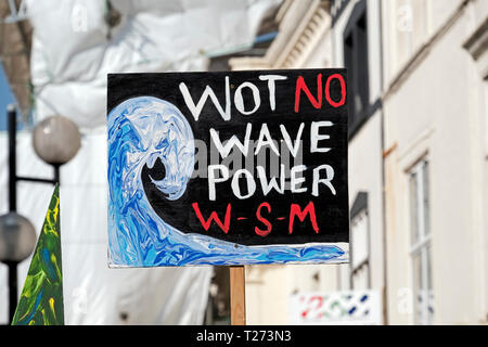 Weston-super-Mare, Royaume-Uni. 30 mars, 2019. Les manifestants contre le changement climatique, participer à un simulacre de funérailles. La manifestation était organisée par la rébellion Extinction Weston-super-Mare. Keith Ramsey/Alamy Live News Banque D'Images