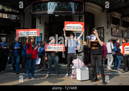 Londres, Royaume-Uni. 30 mars, 2019. Eskanda British-Palestinian Samir, un musicien, les adresses des membres du public et des militants d'Action Palestine Londres qui protestaient devant l'Apollo Theatre où Mel Giedroyc est apparaissant dans la société musicale d'appeler sur elle pour se retirer de l'Eurovision 2019 Hébergement à Tel Aviv en reconnaissance de l'appel Palestinien pour un boycott culturel d'Israël et pour ne pas aider avec les 'culturewashing" des violations des droits de l'homme israéliennes. Credit : Mark Kerrison/Alamy Live News Banque D'Images