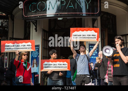 Londres, Royaume-Uni. 30 mars, 2019. Eskanda British-Palestinian Samir, un musicien, les adresses des membres du public et des militants d'Action Palestine Londres qui protestaient devant l'Apollo Theatre où Mel Giedroyc est apparaissant dans la société musicale d'appeler sur elle pour se retirer de l'Eurovision 2019 Hébergement à Tel Aviv en reconnaissance de l'appel Palestinien pour un boycott culturel d'Israël et pour ne pas aider avec les 'culturewashing" des violations des droits de l'homme israéliennes. Credit : Mark Kerrison/Alamy Live News Banque D'Images