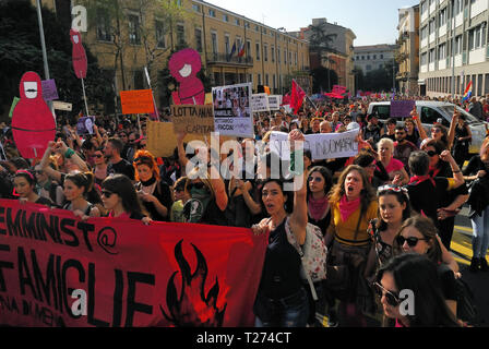 Vérone, Italie. 30 mars 2019. 150 000 personnes de toute l'Italie se rassemblent et mars contre le 13e Congrès mondial des familles, à Vérone. Ils affirment les droits qui sont déjà accordées par la loi italienne, qui les mouvements de droite et les partis, les promoteurs du Congrès des familles, voudrait supprimer : le divorce, l'avortement, l'union civile et ainsi de suite. Credit : Ferdinando Piezzi/Alamy Live News Banque D'Images