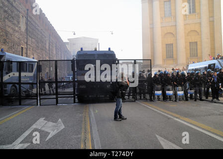 Vérone, Italie. 30 mars 2019. 150 000 personnes de toute l'Italie se rassemblent et mars contre le 13e Congrès mondial des familles, à Vérone. Ils affirment les droits qui sont déjà accordées par la loi italienne, qui les mouvements de droite et les partis, les promoteurs du Congrès des familles, voudrait supprimer : le divorce, l'avortement, l'union civile et ainsi de suite. Credit : Ferdinando Piezzi/Alamy Live News Banque D'Images