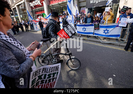 Londres, Royaume-Uni. 30 mars 2019. Les gens qui vont à protester près de l'ambassade d'Israël sur l'anniversaire du début de la Grand retour manifestations Mars, dans lequel Israël a tué plus de 250 manifestants non armés et gravement blessé des milliers devant la poursuite de l'oppression de Gaza par le gouvernement israélien, le traitement des Palestiniens comme des citoyens de deuxième classe avec les lois de l'apartheid et les restrictions et la poursuite de l'occupation de la terre palestinienne arrête pour regarder un petit groupe de sionistes qui étaient venus pour s'opposer à eux. Peter Marshall Alamy Live News Crédit : Peter Marshall/Alamy Live News Crédit : Peter Ma Banque D'Images