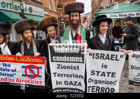 Londres, Royaume-Uni. 30 mars 2019. Neturei Karta juifs ultra-orthodoxes manifestent leur solidarité avec le peuple palestinien contre l'Etat Sioniste d'Israël, qu'ils disent ne représente pas les juifs authentiques. Ils condamnent les atrocités dont l'Etat israélien s'engage à Gaza et de dire que le Judaïsme exige la liberté à Gaza et toute la Palestine et viendront s'ajouter à la terre palestinienne jour de protestation. Pendant que j'étais il y a le pouvoir de police un sioniste qui était venu de crier des propos antisémites à eux comme ils se tenaient en silence tenant leurs affiches. Peter Marshall Alamy Live News Crédit : Peter Marshall/Alamy Banque D'Images