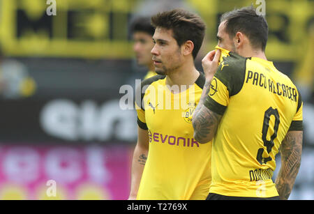 Dortmund, Allemagne. 30 mars 2019. Dortmund est l'espagnol Paco Alcacer do avant et Raphaël Guerreiro sont vus en action au cours de la Bundesliga match entre Borussia Dortmund et VfL Wolfsburg au parc Signal Iduna. ( Score final ; Borussia Dortmund 2:0 VfL Wolfsburg ) Crédit : SOPA/Alamy Images Limited Live News Banque D'Images