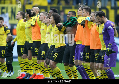 Dortmund, Allemagne. 30 mars 2019. L'équipe de Dortmund vu célébrer après avoir remporté le match de Bundesliga entre Borussia Dortmund et VfL Wolfsburg au parc Signal Iduna. ( Score final ; Borussia Dortmund 2:0 VfL Wolfsburg ) Crédit : SOPA/Alamy Images Limited Live News Banque D'Images