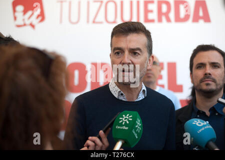 Malaga, Espagne. 30 mars 2019. Le coordonnateur de l'andalousie United laissé Antonio Maíllo, est vu parler aux médias au cours d'un événement public d'une pré-campagne électorale avant les élections générales espagnoles le 28 avril. Credit : SOPA/Alamy Images Limited Live News Banque D'Images