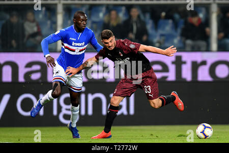 Genova, Italie. 30Th Mar, 2019. L'AC Milan's Patrick Cutrone (R) rivalise avec la Sampdoria Omar Colley (L) au cours de la Serie A match de foot entre AC Milan et la Sampdoria de Gênes, Italie, le 30 mars 2019. La Sampdoria a gagné 1-0. Credit : Daniele Mascolo/Xinhua/Alamy Live News Banque D'Images