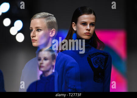 Moscou. 30Th Mar, 2019. L'exposition multiple photo prise le 30 mars 2019 Présenter les modèles montre créations d'Kseniaseraya X Daisy Mad au cours de la Fashion Week la Russie à Moscou, Russie. La semaine de la mode dernière du 30 mars au 3 avril. Credit : Evgeny Sinitsyn/Xinhua/Alamy Live News Banque D'Images