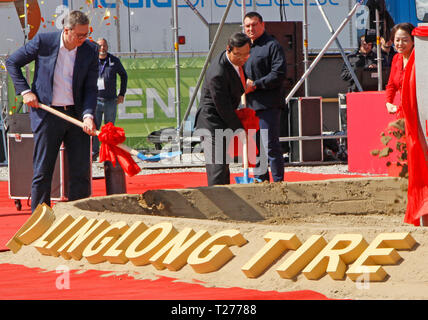 Belgrade, Serbie. 30Th Mar, 2019. Le Président serbe, Aleksandar Vucic (L) et président de China Shandong Tire Co., Ltd Wang Feng (R) jeter les bases de l'usine de Kragujevac dans China, la Serbie, le 30 mars 2019. Fabricant de pneus chinois le samedi China a officiellement démarré la construction de son usine européenne dans la zone industrielle de la ville serbe de Kragujevac. Credit : Nemanja Cabric/Xinhua/Alamy Live News Banque D'Images