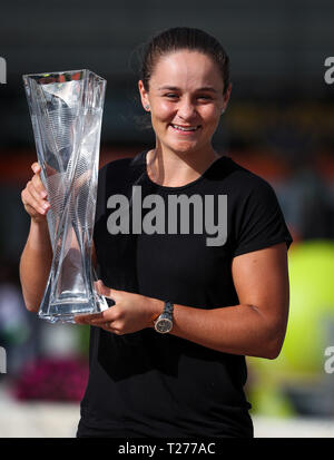 Miami Gardens, Florida, USA. 30Th Mar, 2019. Ashleigh Barty, de l'Australie, pose avec le trophée du championnat après avoir battu Karolina Pliskova, de la République tchèque, à la women's final de l'Open de Miami 2019 présenté par le tournoi de tennis professionnel Itau, joué au Hardrock Stadium de Miami Gardens, Florida, USA. Barty a gagné 7-6 (1), 6-3. Mario Houben/CSM/Alamy Live News Banque D'Images