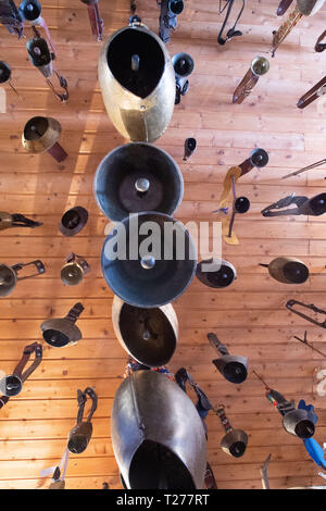 27 mars 2019, la Saxe-Anhalt, Löbejün : Cloches de différents matériaux et dimensions accrocher sous le plafond du berger Michel Zink's Sheep Farm. Sa collection comprend plus de mille cloches de différentes formes, tailles et matériaux. (Dpa "maison d'un millier de cloches - à propos de la collecte de plaisir d'un berger') Photo : Klaus-Dietmar Gabbert/dpa-Zentralbild/dpa Banque D'Images