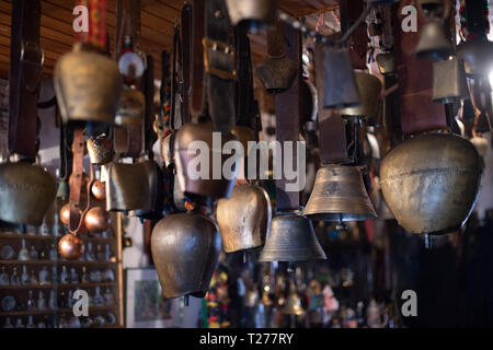 27 mars 2019, la Saxe-Anhalt, Löbejün : La collection bell du berger Michel Zink. Sa collection comprend plus de mille cloches de différentes formes, tailles et matériaux. (Dpa "maison d'un millier de cloches - à propos de la collecte de plaisir d'un berger') Photo : Klaus-Dietmar Gabbert/dpa-Zentralbild/dpa Banque D'Images