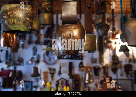 27 mars 2019, la Saxe-Anhalt, Löbejün : La collection bell du berger Michel Zink. Sa collection comprend plus de mille cloches de différentes formes, tailles et matériaux. (Dpa "maison d'un millier de cloches - à propos de la collecte de plaisir d'un berger') Photo : Klaus-Dietmar Gabbert/dpa-Zentralbild/dpa Banque D'Images