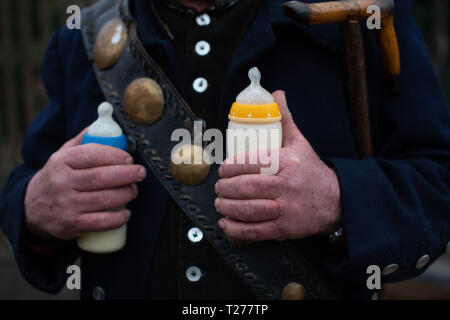 27 mars 2019, la Saxe-Anhalt, Löbejün : Shepherd Michael Zink apporte deux bouteilles de lait à ses chatons. Le berger abrite une collection de cloches dans sa cabane de berger qui comprend plus d'un millier de cloches. (Dpa "maison d'un millier de cloches - à propos de la collecte de plaisir d'un berger') Photo : Klaus-Dietmar Gabbert/dpa-Zentralbild/dpa Banque D'Images