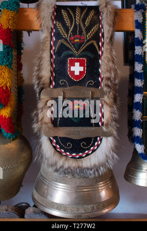 27 mars 2019, la Saxe-Anhalt, Löbejün : une grande cloche de la Suisse est dans la collection bell du berger Michel Zink. Sa collection comprend plus de mille cloches de différentes formes, tailles et matériaux. (Dpa "maison d'un millier de cloches - à propos de la collecte de plaisir d'un berger') Photo : Klaus-Dietmar Gabbert/dpa-Zentralbild/dpa Banque D'Images