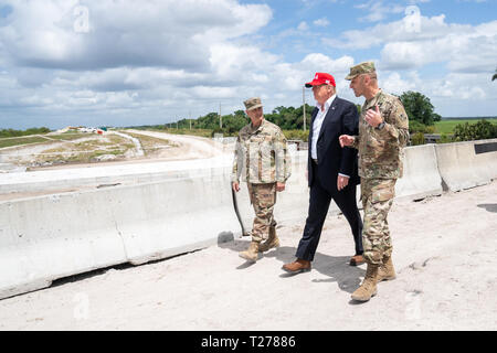 Le président Donald J. Trump parle avec les membres de l'United States Army Corps of Engineers Vendredi, Mars 29, 2019, comme il arrive à l'Herbert Hoover digue à lac Okeechobee, en Floride, le 143-mile dyke, qui fait partie de l'Everglades Kissimmee-Okeechobee système, réduit l'impact des inondations dans les régions du sud de la Floride. People : Le président Donald Trump Banque D'Images