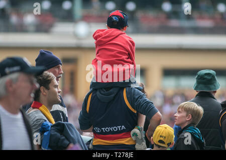 Adelaide Australie le 31 mars 2019. Fans arrivent à l'Adelaide Oval pour l'AFL 2019 Women's Grand Final entre Adelaide Crows et Carlton Football Club. Le AFLW est une ligue de football pour les joueurs avec la première saison de la ligue a commencé en février 2017 Crédit : amer ghazzal/Alamy Live News Banque D'Images