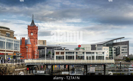 Vue de Mermaid Quay vers Pierhead Building dans la baie de Cardiff, Pays de Galles. Banque D'Images